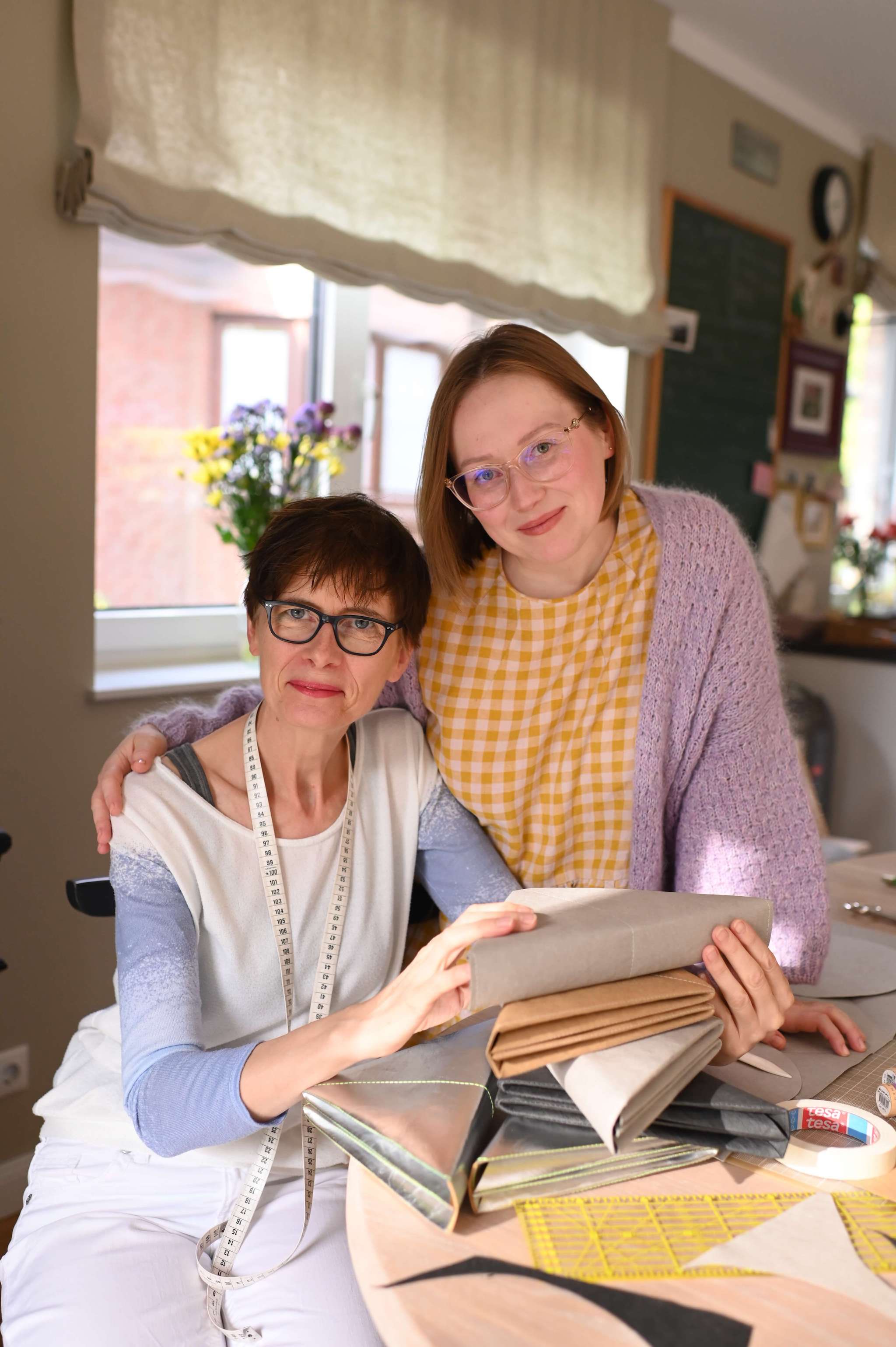 Heidrun und Anna Allers, die Gruenderinnen von Wundersie, zeigen ihre stylischen Rundstricknadeltaschen