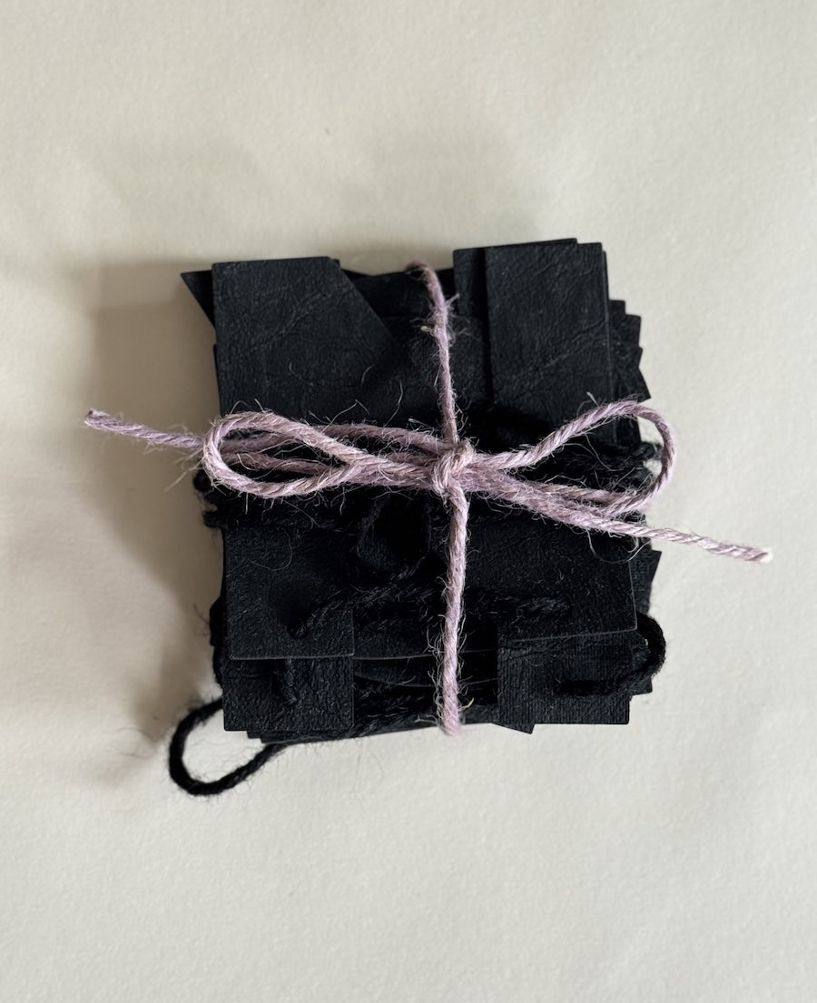 Minimalistische schwarze Lederpapier-Girlande „Nur noch eine Reihe“, ca. 110-120 cm lang, anpassbar durch Ziehen der Buchstaben, ideal für Wohnzimmer und Events