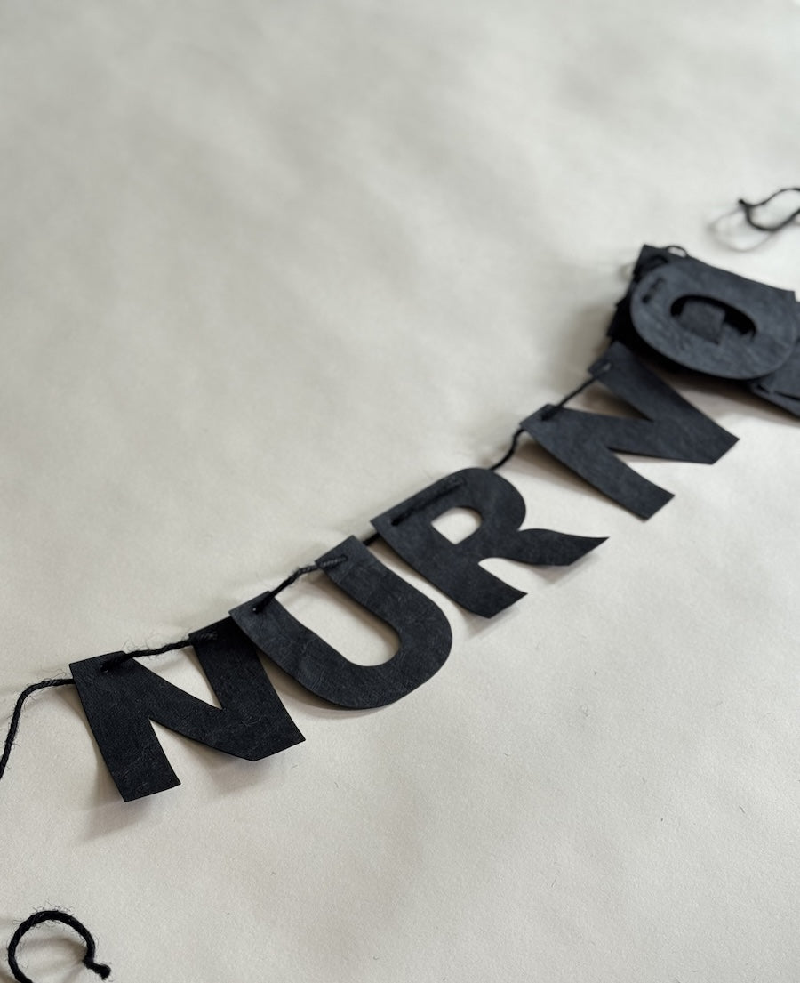 Minimalistische schwarze Lederpapier-Girlande „Nur noch eine Reihe“, ca. 110-120 cm lang, anpassbar durch Ziehen der Buchstaben, ideal für Wohnzimmer und Events