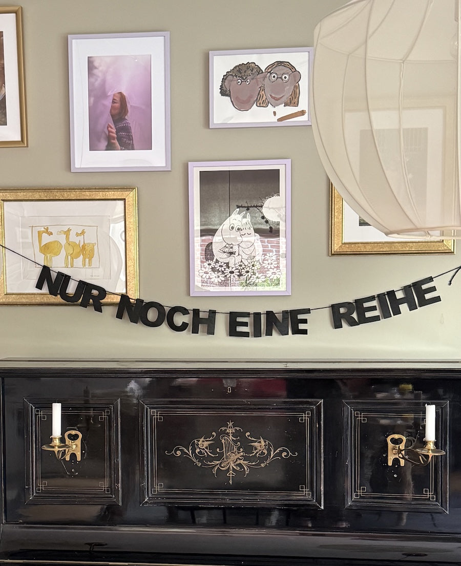 Minimalistische schwarze Lederpapier-Girlande „Nur noch eine Reihe“, ca. 110-120 cm lang, anpassbar durch Ziehen der Buchstaben, ideal für Wohnzimmer und Events