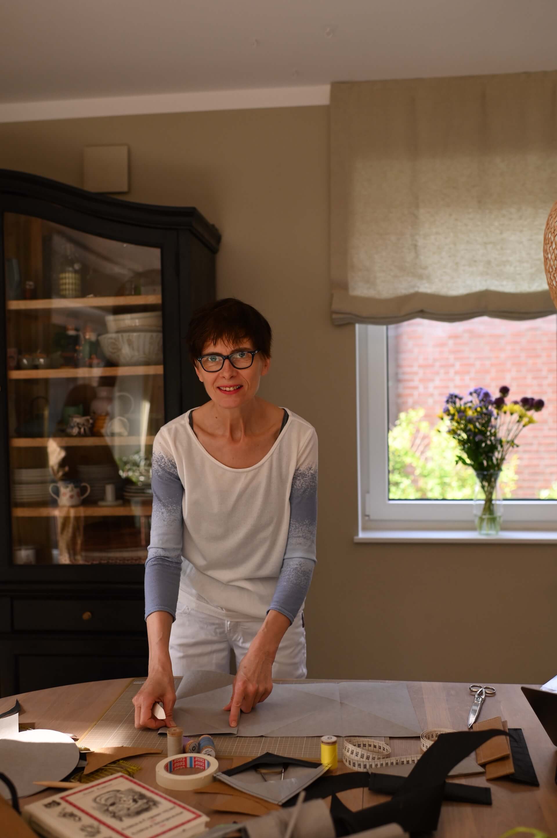 Eine Frau ist am Schneiden von der Rundstricknadeltaschen von WUNDERSIE