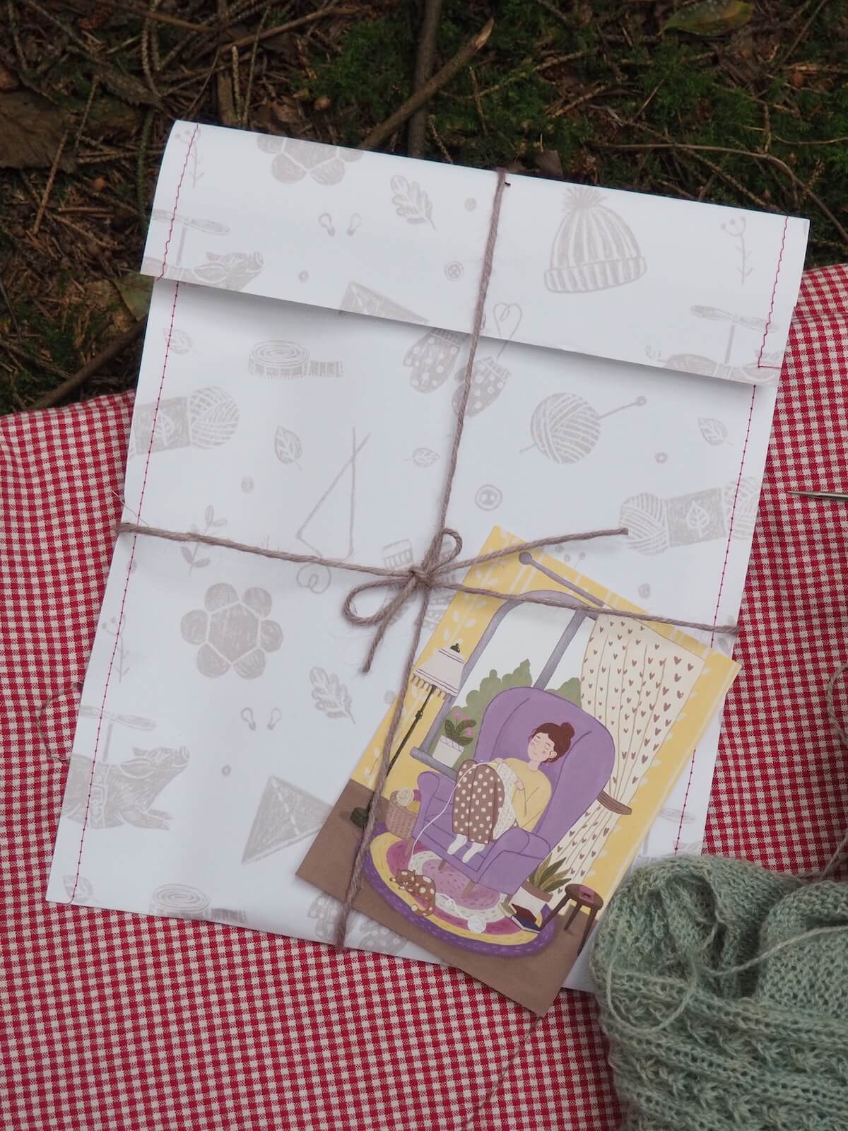 Geschenkpapier mit liebevollen Strick-Motiven